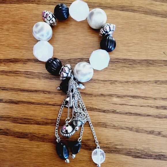 New stretchy band bracelet with dangle detail charms - Picture 1 of 5